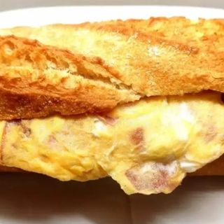 Bocadillo tortilla jamon 