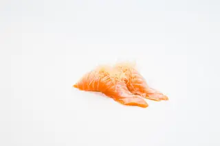 91.Nigiri de salmón flambeado (2 pzs.)