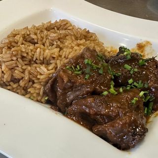 Carrilleras ibericas al vino tinto con arroz salteado