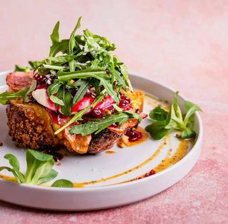 chałka z camembertem i żurawiną