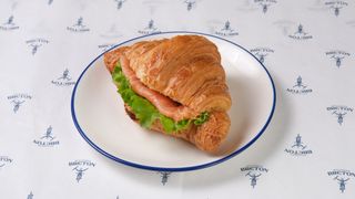 კრუასანი ორაგულით/Croissant with Salmon