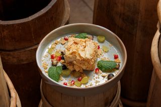 Одеський наполеон із домашньою карамеллю на коньячних коржах (140 г)