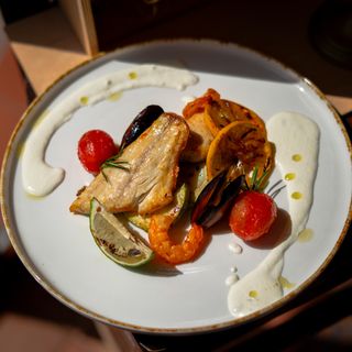 Філе сібаса, запечене з цукіні та морепродуктами