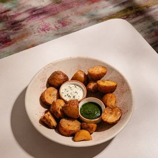 Patatas campestres con salsa de alioli de cítricos y pesto de pistachos