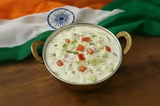 Indyjski jogurt Raita z warzywami i czosnkiem