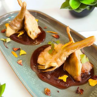 Alcachofas al vino tinto y rosas con parmesano.