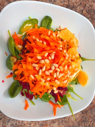 Салата със спанак и мариновано цвекло - 350гр