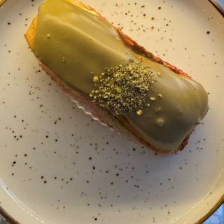 Pistachio Éclair