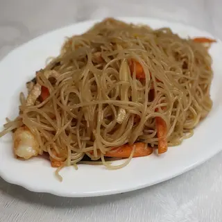 31. Fideos De Arroz Frito Con Tres Delicias
