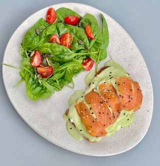 Яйця пашот з лососем