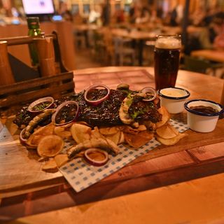 Coaste de porc* în bere neagră Kozel, servite cu cartofi crispers 680g