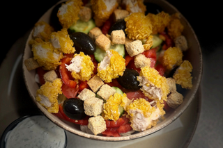 Salată cu pui crispy