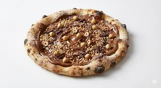 Pizza con nutella e granella di nocciola
