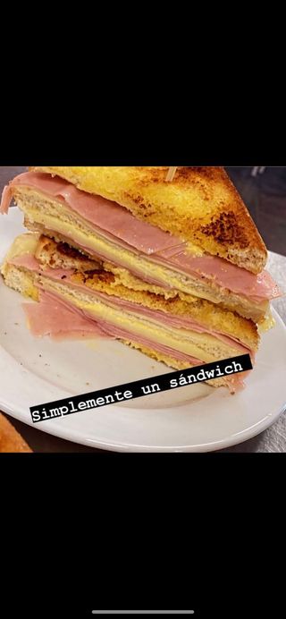 Sándwich Mixto  a la plancha jamón cocido, queso y mantequilla