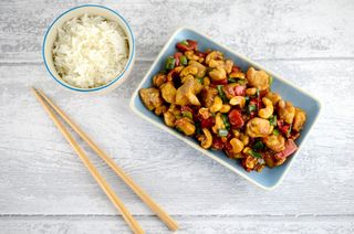 Chrupiący kurczak Kung Pao z orzeszkami w sosie słodko-kwaśnym