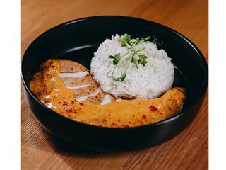 Стейк курячій з соусом карі та кокосовим рисом (200/150/50 g)