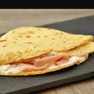 Crêpe ketchup, würstel e mozzarella