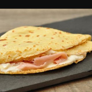 Crêpe ketchup, würstel e mozzarella