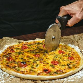 Pizza ou Calzone Mozzarella com Pesto e Cherry