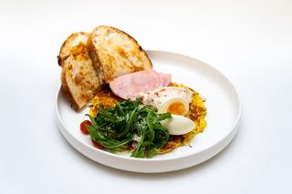 Картофельный драник с рукколой и ветчиной из индейки 