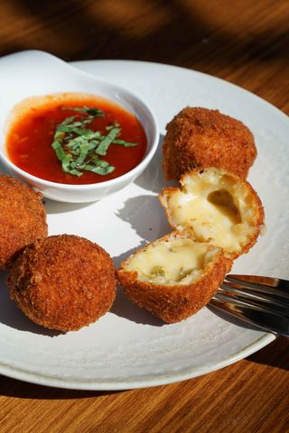 Croquetas de queso picante (2 uds.)