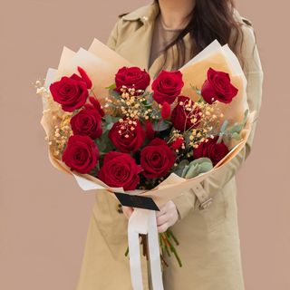 Buchet cu 11 trandafiri rosii si Gypsophilla si Eucalipt