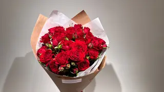 წითელი სპრეი ვარდების თაიგული