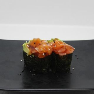 gunkan de salmón, aguacate y salsa (2 uds.)