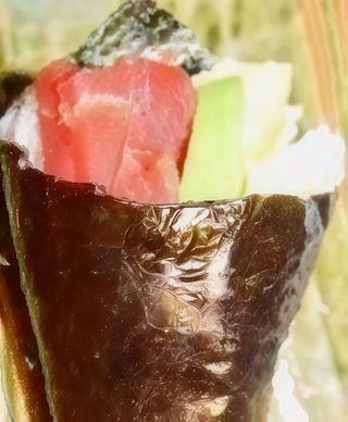 127. Temaki Atún con Aguacate
