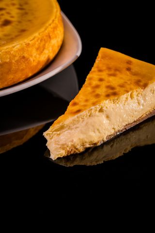 Porción De Basque Cheesecake Y Choco Rosa