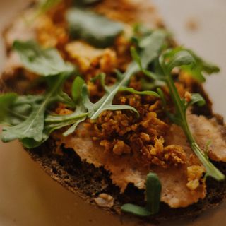 Солодовий хліб з пряним салом та хрусткою цибулею