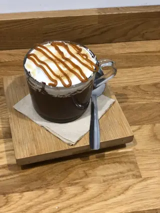 Chocolate A La Taza Con Crema De Nubes Y Topping De Caramelo Toffee