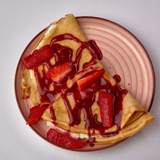 Palačinke sa voćem i mladim neslanim sirom