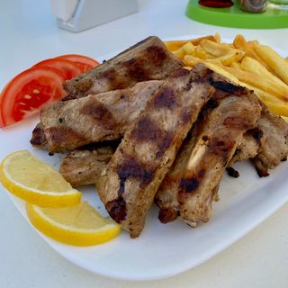 Свински ребра с гарнитура