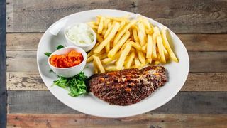 Punjena pljeskavica s 3 vrste sira, kajmakom i prilogom