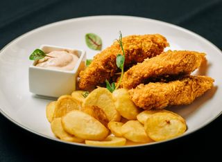 Crispy de pui și chips de cartofi