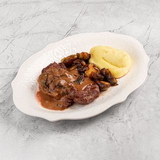 Медальоны с грибным соусом и брюсельской капустой 