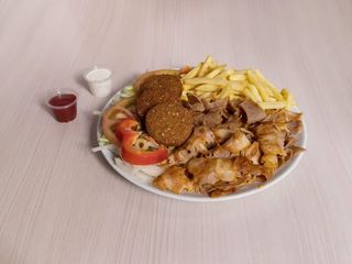 Plato Kebab Carne Con Ensalada, Patatas Y Falafel