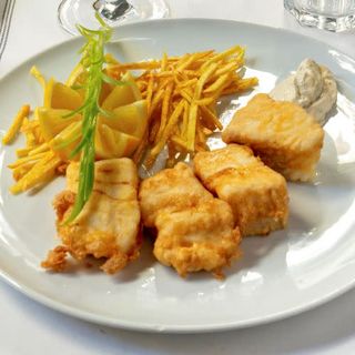 Merluza de pincho a la Romana con patata hilada y mahonesa de lima