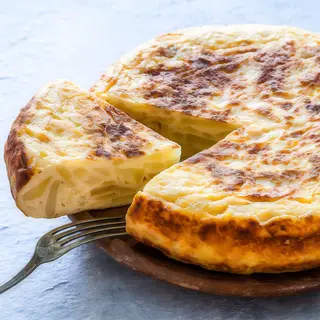 Tortilla de patatas con beicon y queso para 4-5 personas