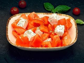Salată de roșii cu brânză feta (150g)