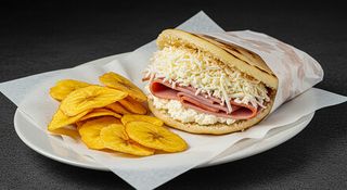 Arepa con jamón y queso