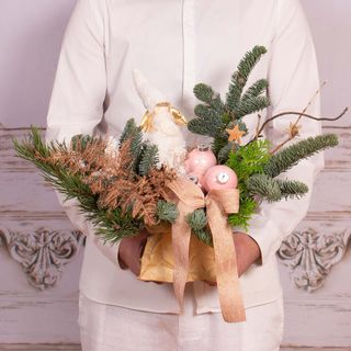 Aranjament de Craciun cu fetita ingeras si globuri roz