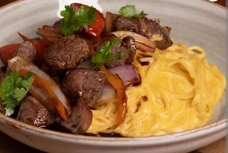 Tallarines a la Huancaína c/ lomo salteado