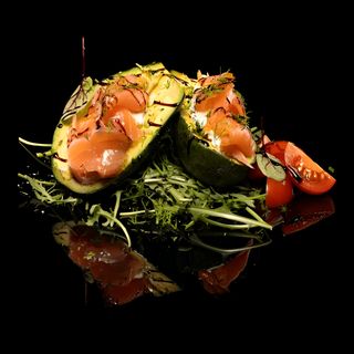 Пълнено авокадо с мус от сирена и пушена сьомга (350г)