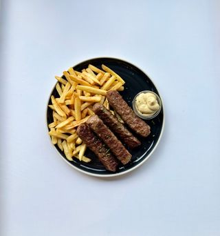 Mici porc cu cartofi prajiti