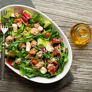 Tajska sałatka z mango i orzechami