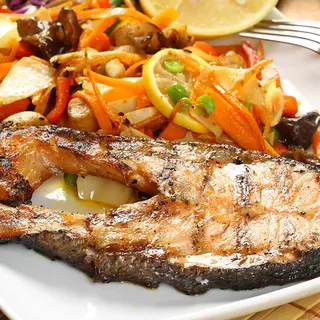 Cotlet de somon la gratar cu legume asortate
