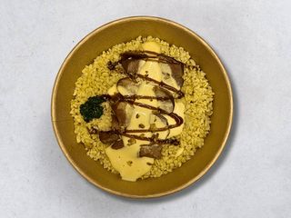 Filet z indyka z kaszą bulgur oraz sosem serowym 366g. (na gorąco) (366g)