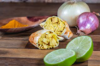 Empanada de pollo thai